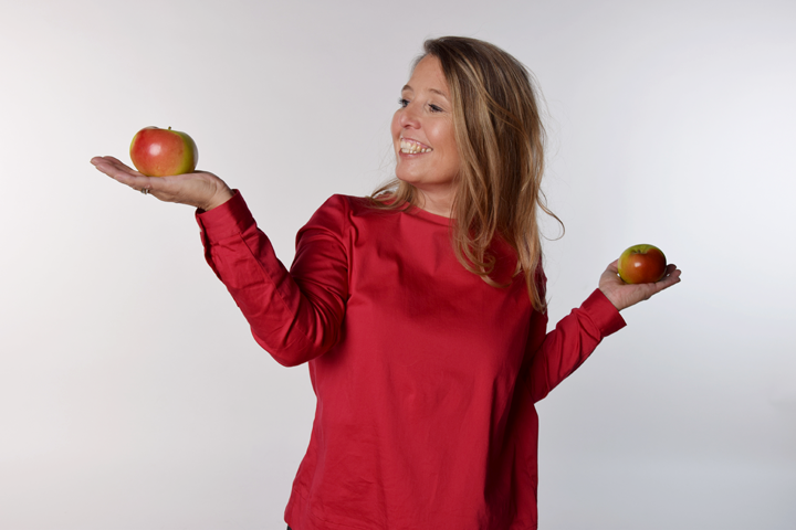 Frau mit Äpfeln